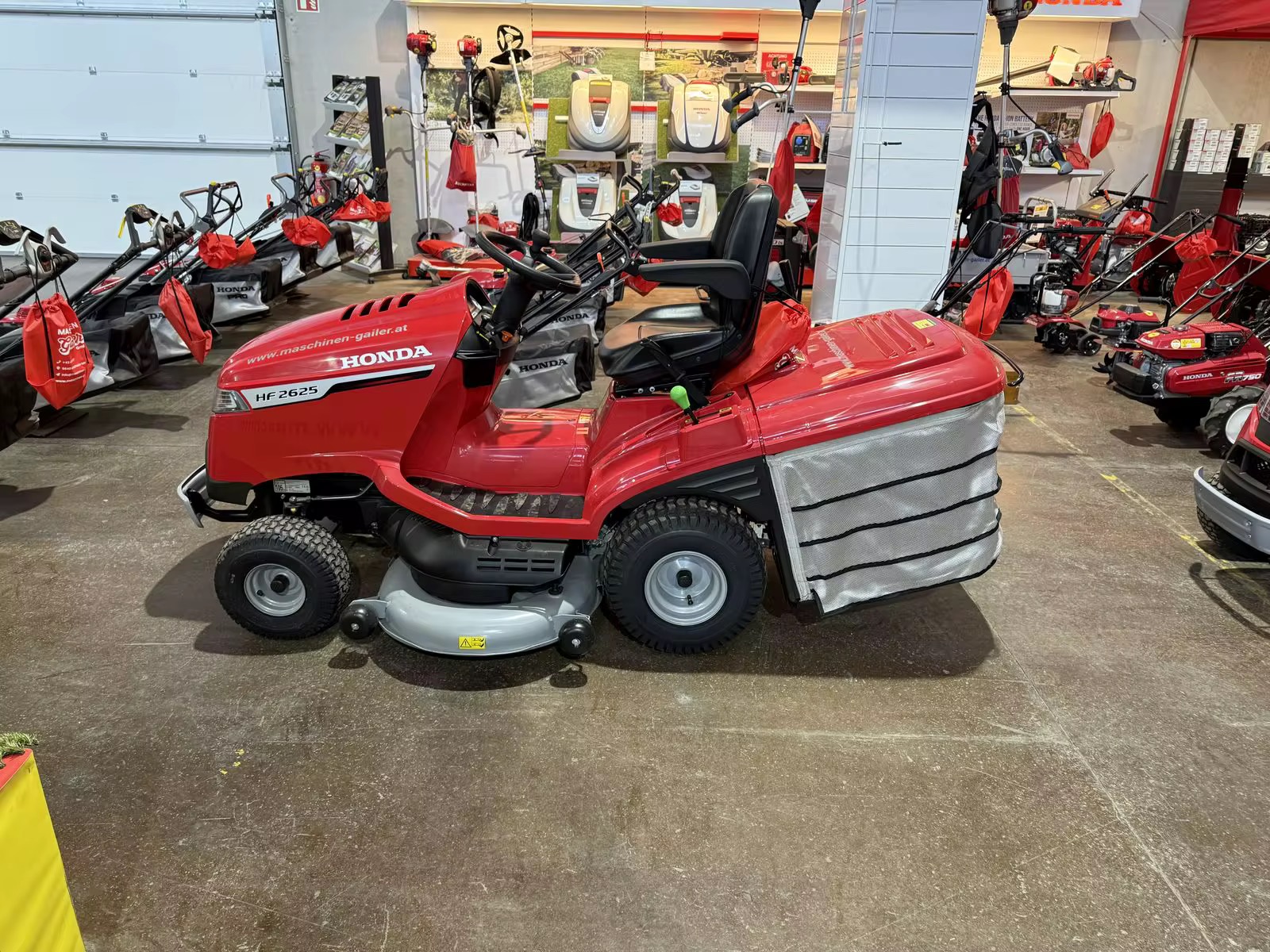 Tondeuse Autoportée Honda HF 2625 – Largeur de coupe 122 cm – Moteur 690cc V-Twin – Bac 350 L